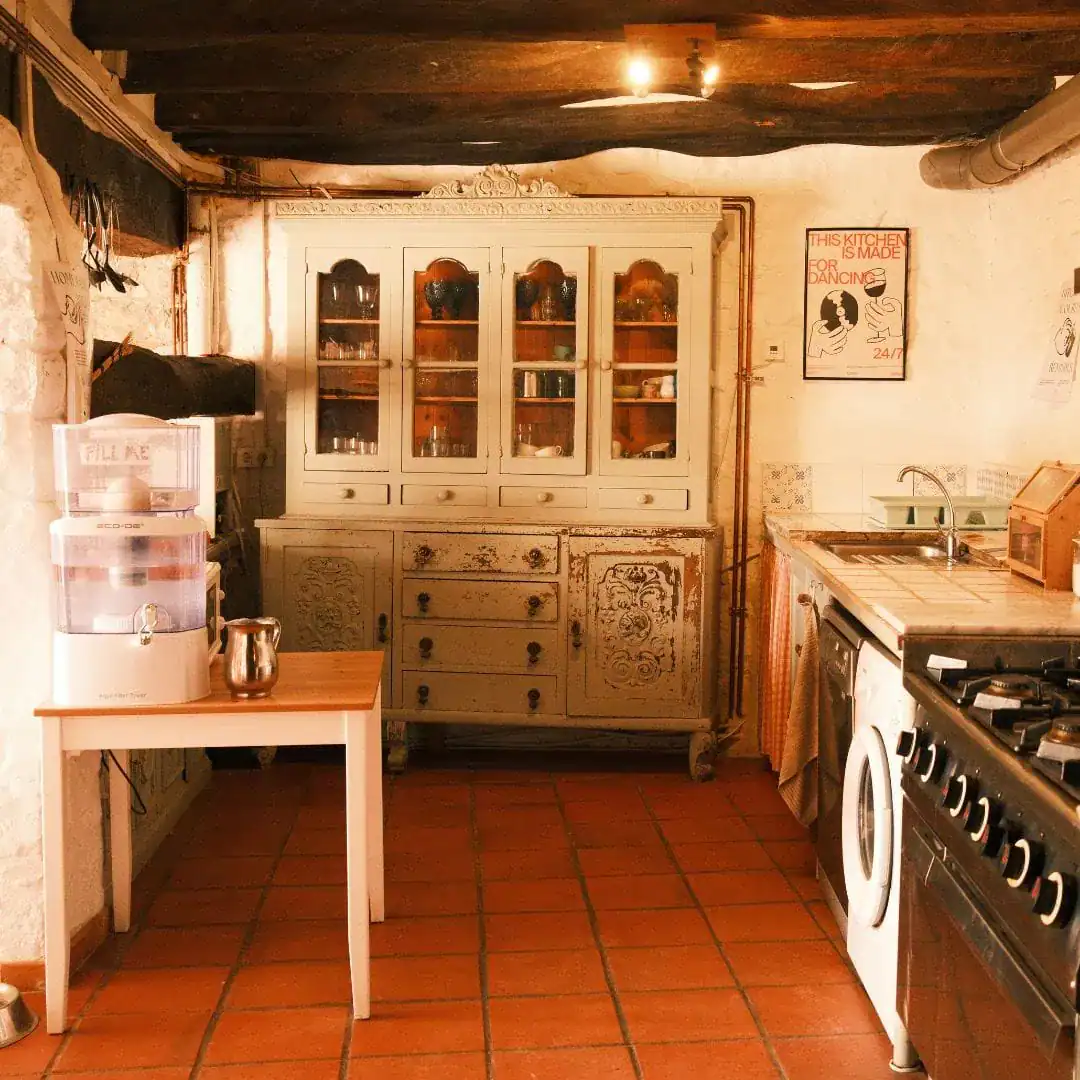 casa-pardal-coliving-kitchen-2